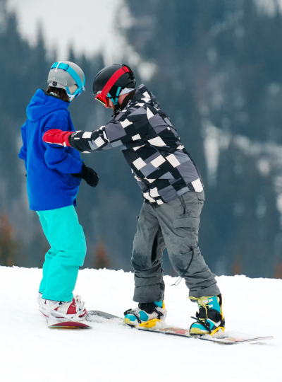 集合前往雪場試裝→分組團體上課(五小時課程)