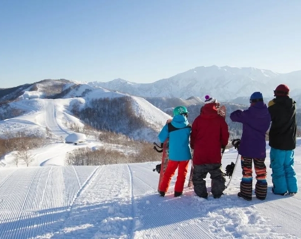 渡假村早餐→前往雪場集合→分組上課 (五小時課程)