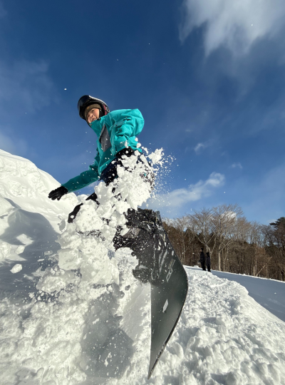 早餐時光→集合前往雪場→分組上課 (五小時課程)→WILD BBQ 海陸燒烤之夜
