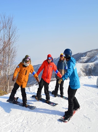度假村早餐→雪場集合→分組上課 (五小時課程)