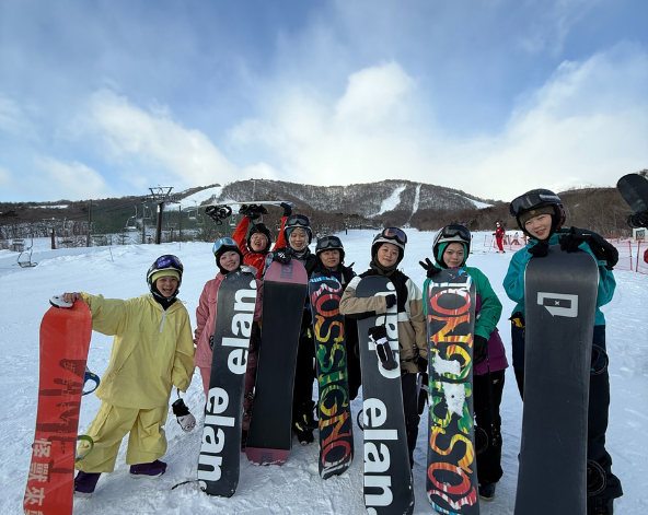 早餐時光→集合前往雪場試裝→分組上課 (五小時課程)