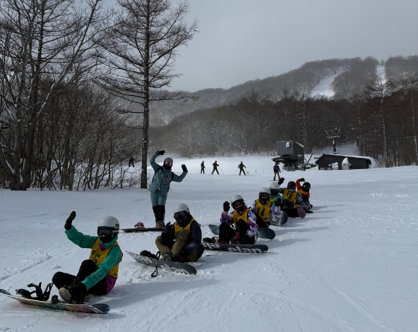 早餐時光→集合前往雪場試裝→分組上課 (五小時課程)