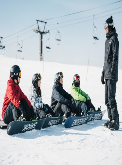 度假村早餐→雪場集合→分組上課 (五小時課程)