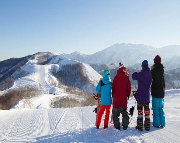 度假村早餐→前往雪場集合→分組上課 (五小時課程)
