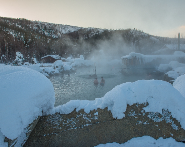 SKILAND滑雪→冰屋酒吧+極地狗拉雪橇+酒店晚餐+珍娜溫泉等待極光