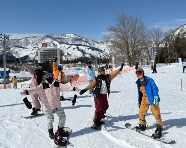 渡假村滑雪→渡假村晚餐